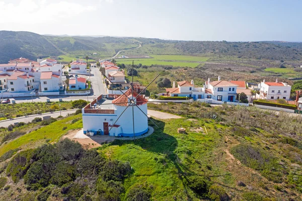 Vzduch Vesnice Carapateira Západním Pobřeží Portugalsku Starým Tradičním Větrným Mlýnem — Stock fotografie