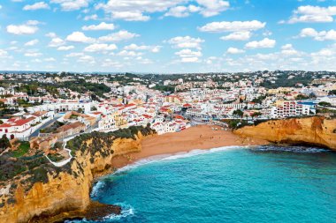 Algarve Portekiz 'deki Carvoeiro' dan havadan.