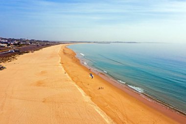 Portekiz 'deki Algarve' deki Lagos ve Meia Praia 'dan havadan.