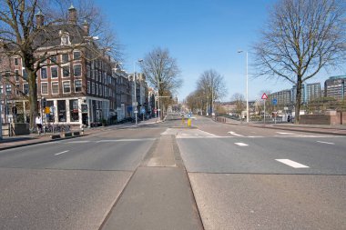 Corona krizi sırasında Amsterdam 'ın merkezinde Boş Prins Hendrikkade