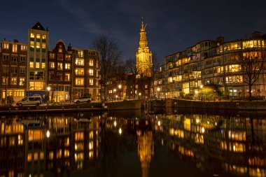 Hollanda 'da gece vakti Zuiderkerk ile Amsterdam' dan şehir manzarası