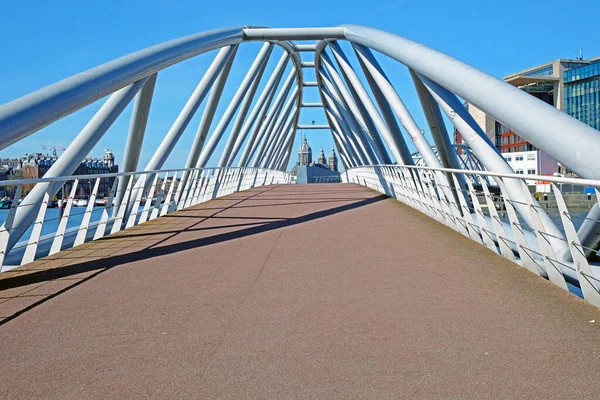 从荷兰阿姆斯特丹走在港口的现代桥上 — 图库照片