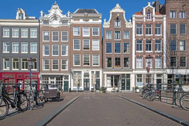 Amsterdam Hollanda 'daki Prinsengracht' ta Ortaçağ cephesi