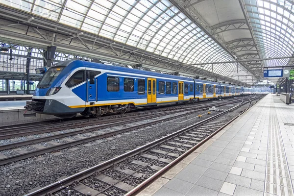 Pusty Dworzec Centralny Amsterdamie Holandia Podczas Kryzysu Koronnego — Zdjęcie stockowe
