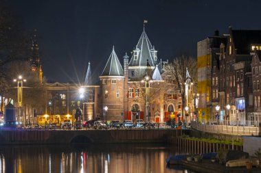Hollanda, Amsterdam 'dan şehir manzaralı gece Waag binası ile