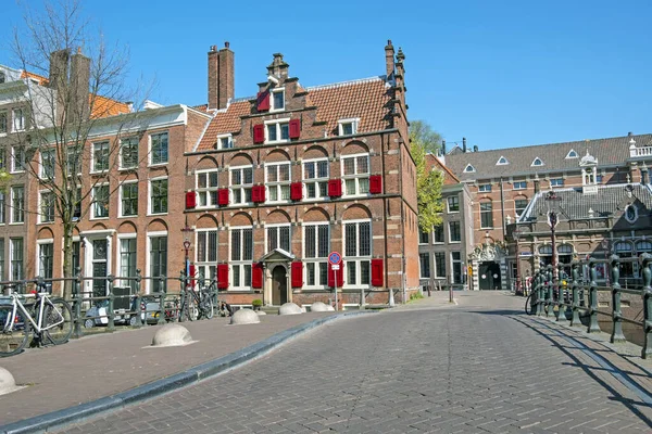 オランダの春のアムステルダムからの都市景観 — ストック写真