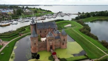 Hollanda Muiden 'daki Muiderslot şatosundan havadan.