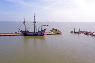 Hollanda 'daki Volendam limanındaki geleneksel bir ortaçağ gemisinden havadan.