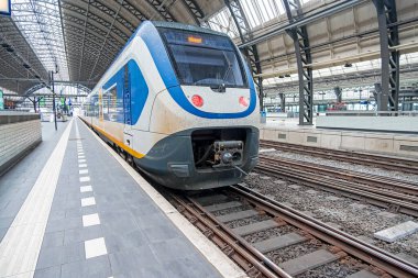 Corona krizi sırasında Hollanda 'daki boş bir merkez istasyondan tren kalkışa hazır.