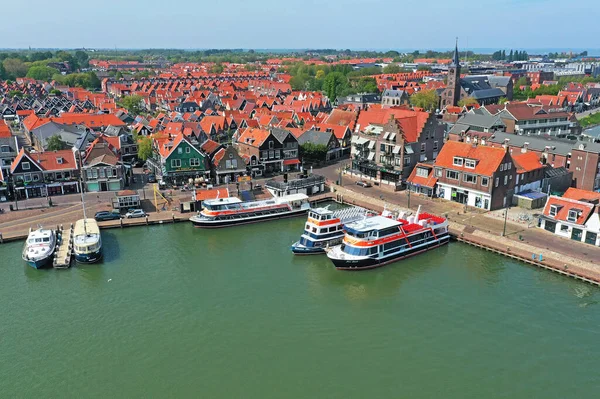Flyg Från Hamnen Och Den Traditionella Byn Volendam Nederländerna — Stockfoto