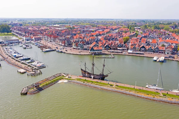 Flyg Från Hamnen Och Den Traditionella Byn Volendam Nederländerna — Stockfoto