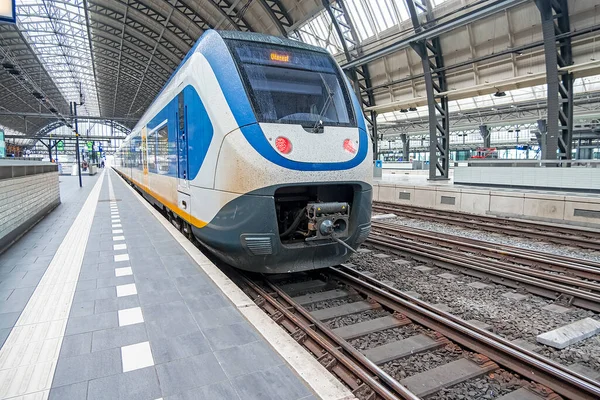 Treno Pronto Partenza Una Stazione Centrale Vuota Amsterdam Paesi Bassi — Foto Stock