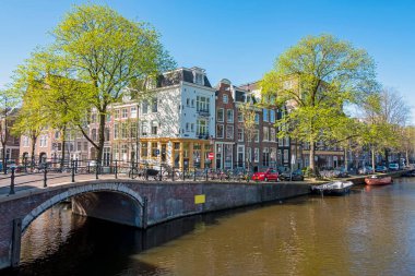 İlkbaharda Hollanda kanallarında Amsterdam 'dan şehir manzarası