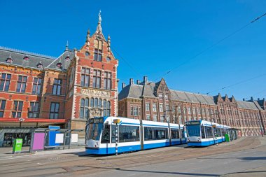 Amsterdam 'daki Merkez İstasyonu' nun önündeki tramvaylar Hollanda