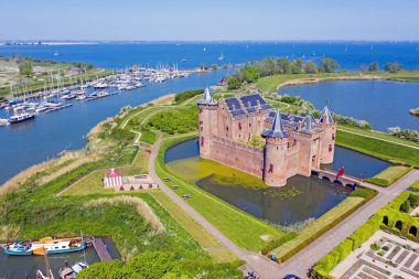 Hollanda Muiden 'daki Ortaçağ şatosundan' Muiderslot 'hava manzarası