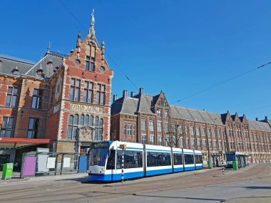 Hollanda 'daki Merkez İstasyonu' nda Amsterdam 'dan şehir manzarası