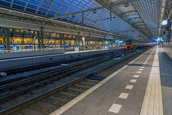 Empty Central Station Corona Crisis Amsterdam Netherlands Night — Stock Photo, Image
