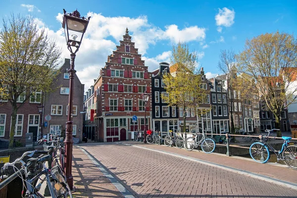 荷兰春天在阿姆斯特丹Oude Zijds Voorburgwal的城市场景 — 图库照片