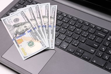 Bize dolar üstünde Laptop