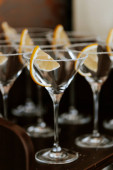 prázdné sklenice na svatební hostině na stole na koktejly s citronovými plátky