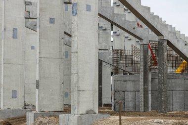 İşçiler yeni bir stadyum inşa ediyorlar. Beton ve çelik bina. Vinçle yapım