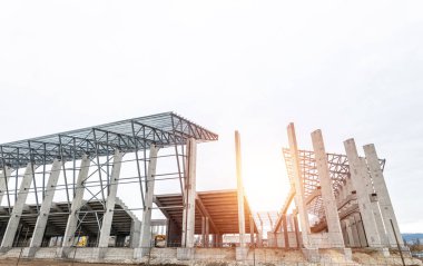 İşçiler yeni bir stadyum inşa ediyorlar. Beton ve çelik bina. Vinçle yapım