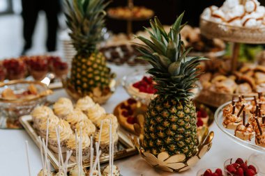 Tatlılar, krema ve renkli pastalar, lezzetli kurabiyeler, ananaslar, badem kurabiyeleri, çörekler