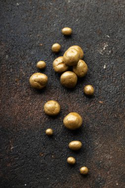 Kırsal dokulu koyu arkaplan üzerine baharatlı el yapımı pralinler..