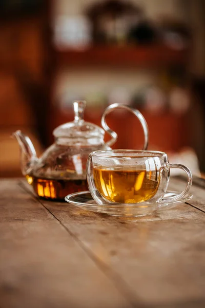 Tazza di tè caldo con zucchero di roccia, foglie di tè secco servite in tazza di tè termo vetro — Foto Stock