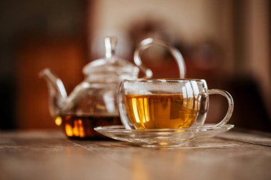 Kuru çay yapraklarıyla dolu bir hayat, kaya şekeri. Termo cam çay bardağında sıcak çay servisi. sağlıklı bitkisel çay.