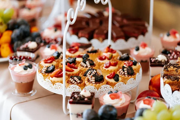 Renkli pastalar ve meyvelerle dolu bir düğün partisinde çikolata. — Stok fotoğraf