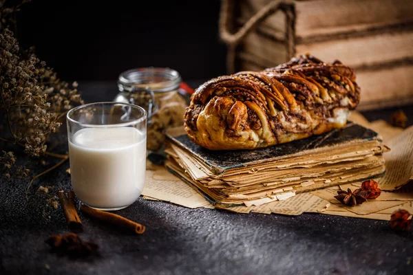 Bolo Babka Polonês Tradicional Com Noz Ainda Vida Brioche Redemoinho — Fotografia de Stock