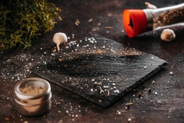 Mutfaktaki yağlı, siyah mermer tabakta soslu, sarımsaklı, tuzlu, biberli. Boş boşluk.