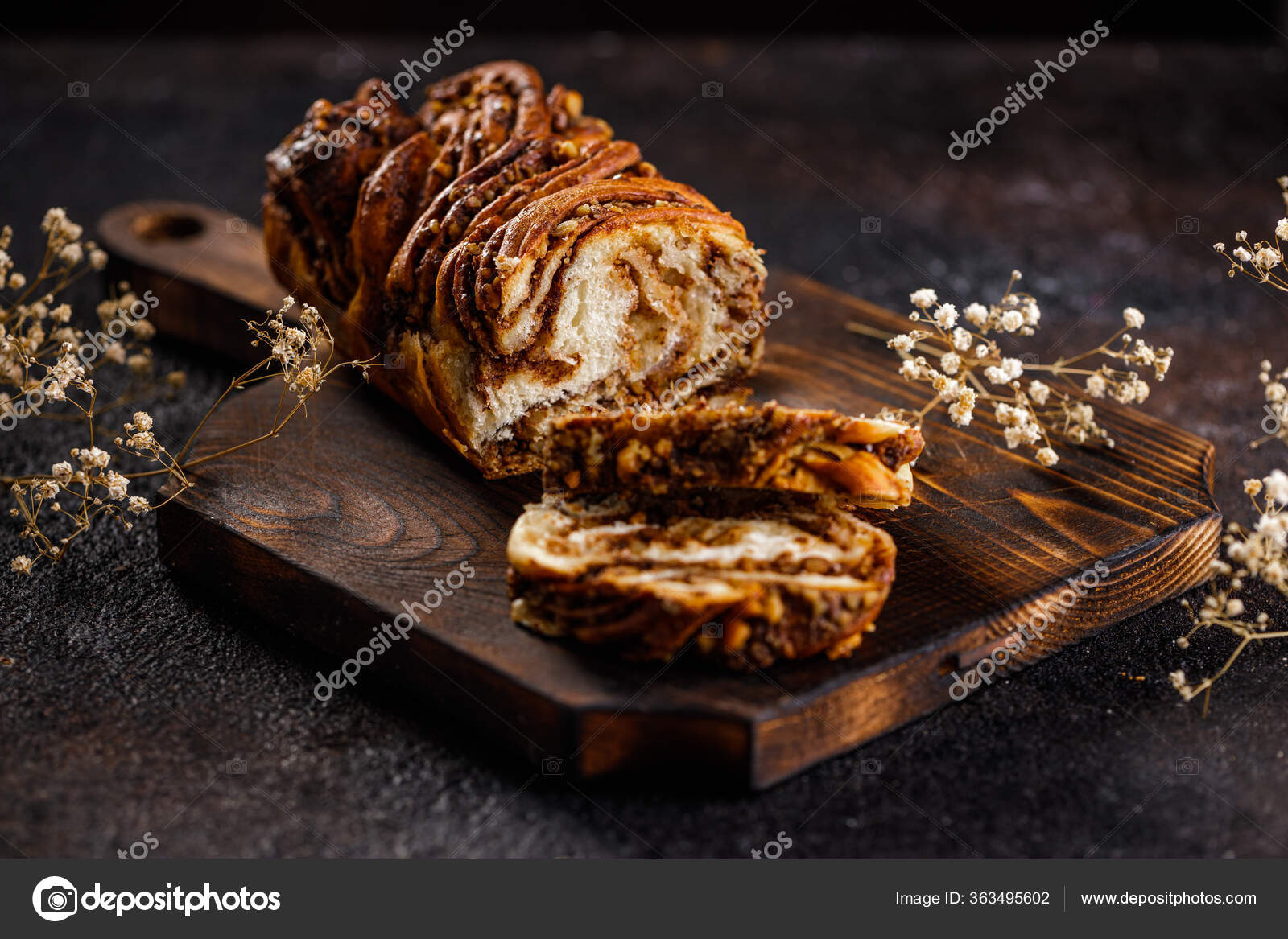 Gateau Babka Polonais Traditionnel Avec Noix Nature Morte Brioche Tourbillonnante Image Libre De Droit Par Fotomathe C
