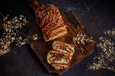 Geleneksel Polonya babka keki. Cevizli. Hayat kıvrımlı brioche ya da kestane rengi örülmüş ekmek.