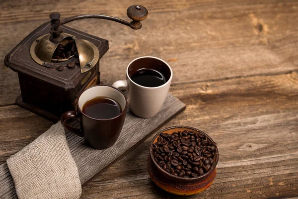 Eski Ahşap Masa Kavrulmuş Kahve Çekirdekleri Bir Fincan Kahve — Stok fotoğraf