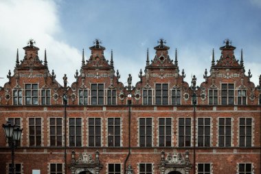 Polonya 'nın eski Gdansk kasabası. Güzel eski tuğla binalar