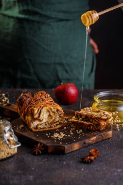Geleneksel Polonya babka keki. Cevizli. Hayat kıvrımlı brioche ya da kestane rengi örülmüş ekmek.
