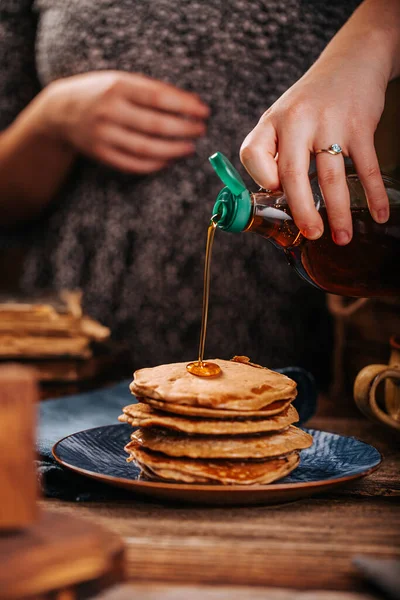 Pancake Amerika Dengan Sirup Mapple Lezat Meja Kayu Tua Piring — Stok Foto