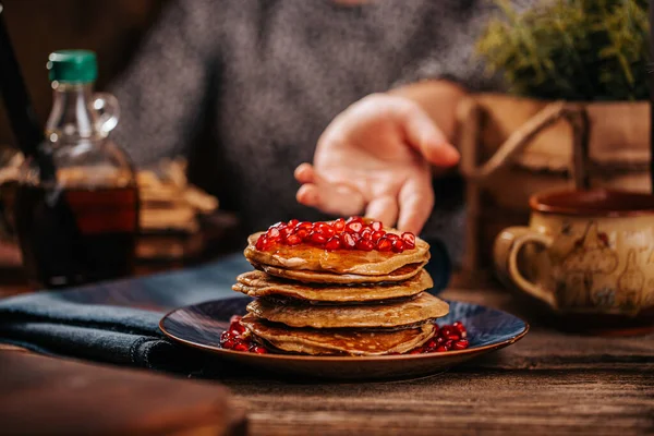 Pancake Amerika Dengan Sirup Mapple Lezat Meja Kayu Tua Piring — Stok Foto