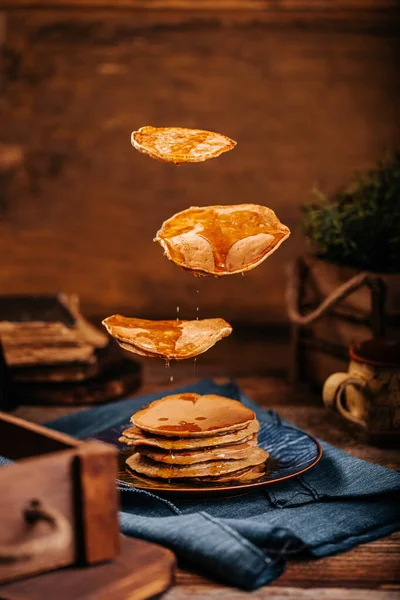 Schweben Frisch Gebackener Amerikanischer Pfannkuchen Mit Köstlichem Apfelsirup Auf Altem — Stockfoto