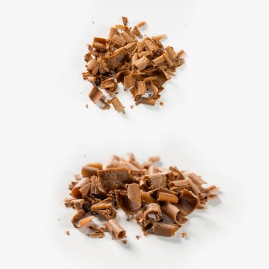 Beyaz arka planda izole edilmiş çikolata parçacıkları grubu