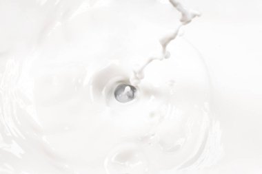 Beyaz su sıçratan ve dönen lezzetli sütü kapat.