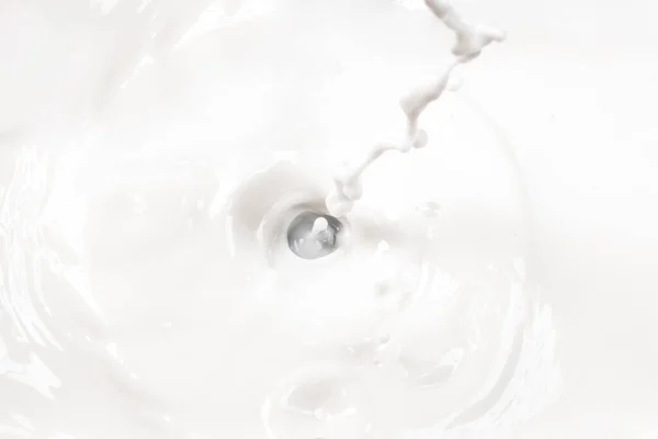 Close-up van witte spetterende en wervelende heerlijke melk — Stockfoto