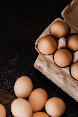 Karton yumurta tepsisi ya da ahşap kutularda taze tavuk yumurtası.