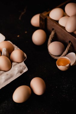 Karton yumurta tepsisi ya da ahşap kutularda taze tavuk yumurtası.