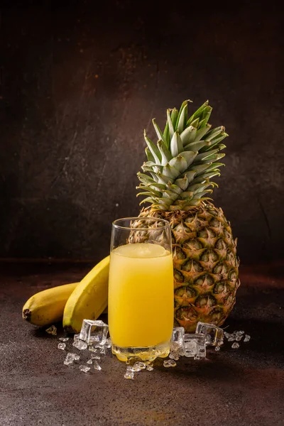 Deliciosa bebida refrescante de batido de banana gelada em copo de coquetel com ananas — Fotografia de Stock