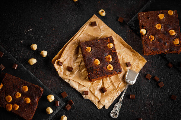 кексик с фундуком и шоколадом на тёмном гранж столе
