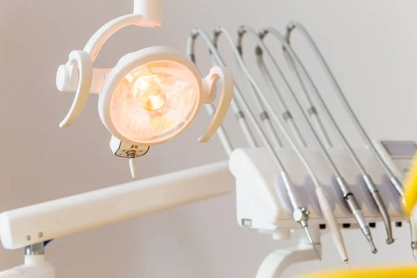 Koncepcja sprzętu medycznego i stomatologii, stomatologia żółta — Zdjęcie stockowe