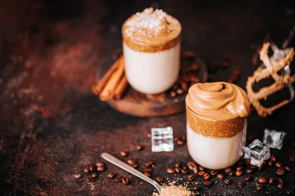 Ainda vida de café coreano dalgona cremoso com grãos de café — Fotografia de Stock